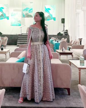 Jumana Karim Instagram - لأني احافظ على ذاتي بسلام داخلي،احظى بهذا السلام في عالمي الخارجي ايظاً. بالرغم من ان البعض يسعى للشقاق وزرع الفوضى،فذلك لن ينتقل الي، انا اعلنت العيش بسلام مع نفسي. مع الكون المتحد والعظمه والسكينه . سينعكس ذلك على عمري وحياتي وخطواتي. فالنجوم والكواكب لست بحاجه الى الشعور بالخوف والقلق 💫🤍