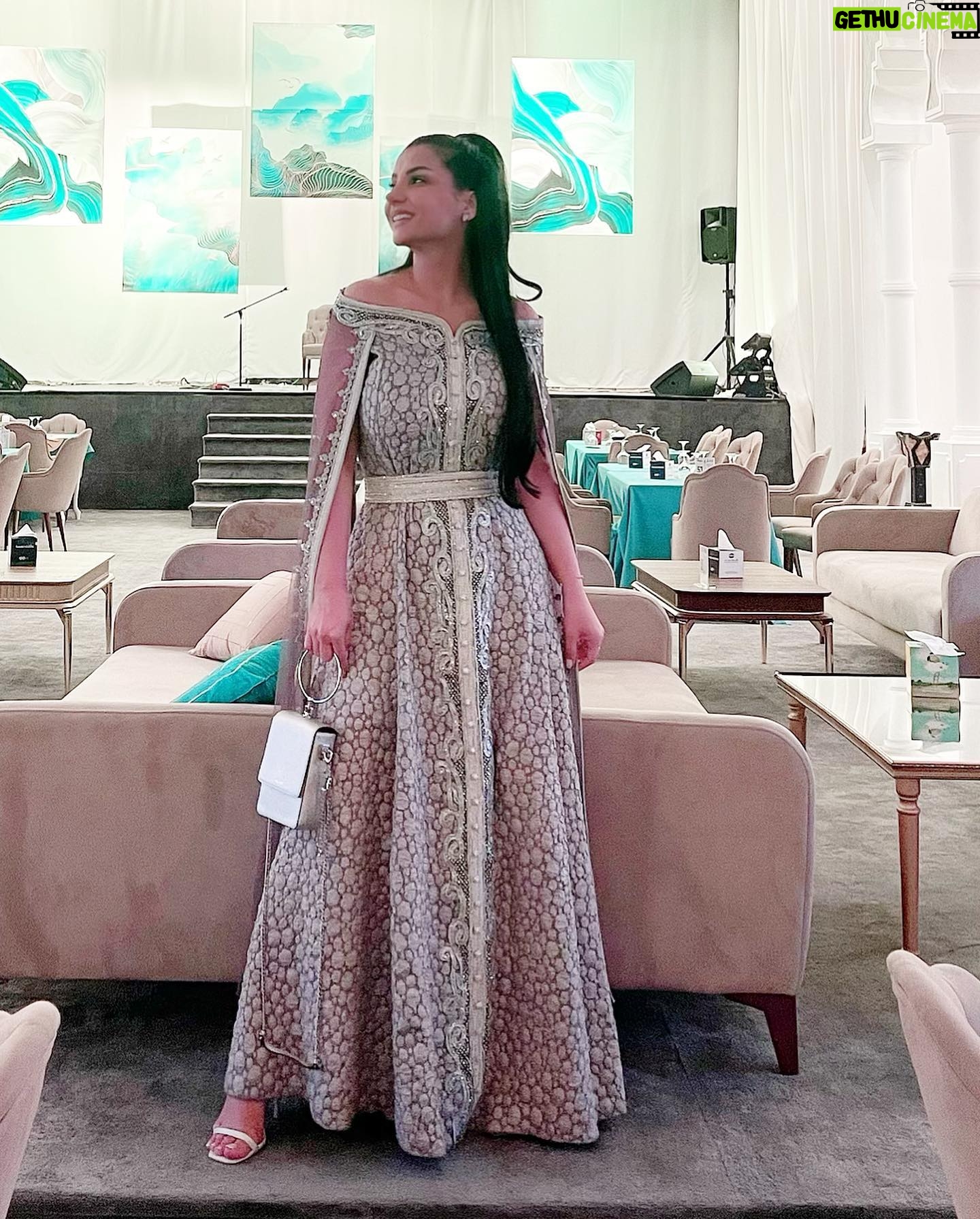 Jumana Karim - 22.4K Likes - لأني احافظ على ذاتي بسلام داخلي،احظى بهذا السلام في عالمي الخارجي ايظاً. بالرغم من ان البعض يسعى للشقاق وزرع الفوضى،فذلك لن ينتقل الي، انا اعلنت العيش بسلام مع نفسي. مع الكون المتحد والعظمه والسكينه . سينعكس ذلك على عمري وحياتي وخطواتي. فالنجوم والكواكب لست بحاجه الى الشعور بالخوف والقلق 💫🤍