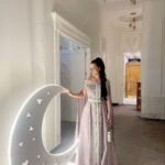 Jumana Karim Instagram - لأني احافظ على ذاتي بسلام داخلي،احظى بهذا السلام في عالمي الخارجي ايظاً. بالرغم من ان البعض يسعى للشقاق وزرع الفوضى،فذلك لن ينتقل الي، انا اعلنت العيش بسلام مع نفسي. مع الكون المتحد والعظمه والسكينه . سينعكس ذلك على عمري وحياتي وخطواتي. فالنجوم والكواكب لست بحاجه الى الشعور بالخوف والقلق 💫🤍