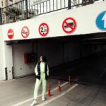 Jumana Karim Instagram - عود صور طبيعيه وكذا وصورني واني ماادري وكذا😂😂🤍🤍🤍 وبالباركنك وكذا وبعد شنووووو وكذا؟؟