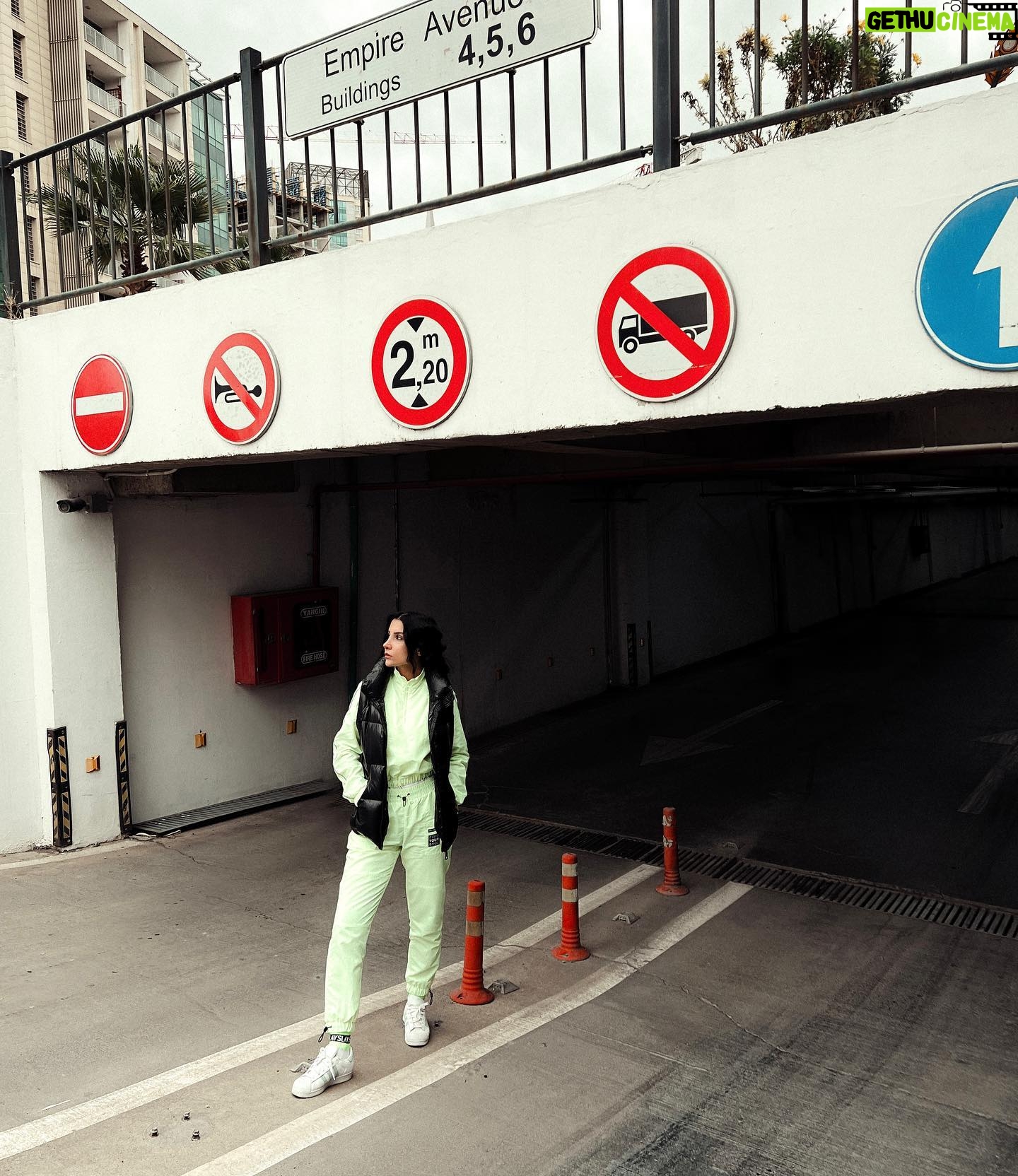 Jumana Karim Instagram - عود صور طبيعيه وكذا وصورني واني ماادري وكذا😂😂🤍🤍🤍 وبالباركنك وكذا وبعد شنووووو وكذا؟؟