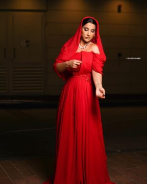 Jumana Karim Instagram - ونبدي قصه نجاح جديده❤️🤍🤍
شكرا مصممتنا الرائعه رغداء
@ysrhautecouture 
والرائعphotographer
@ali.mohamed8 
الماكير المبدع
@hanoodi.makeup 
#جمانه_كريم#غيد#الهلال_الذهبي5_مجلةمشاهيرالعراق #حفل_الهلال_الذهبي