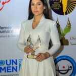 Jumana Karim Instagram - شكرا نقابه الفنانين العراقيين شكرا منتدى اعلاميات العراقيات شكرا جميع الاساتذه والداعمين تكريمي بجائزه إنانا فستاني من المصممه المبدعه @ysrhautecouture