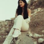 Jumana Karim Instagram - مت مراراً في سبيل ان اعيش كانت الهاويه تلتقطني كلما قفزت عالياً مما يزيد من حدة الارتطام فلا تتعجب من هدوئي هدرت طاقتي وانا استنجد 🤍🤍🤍🤍🤍 @yousefkhallil مبدعنا يوسف