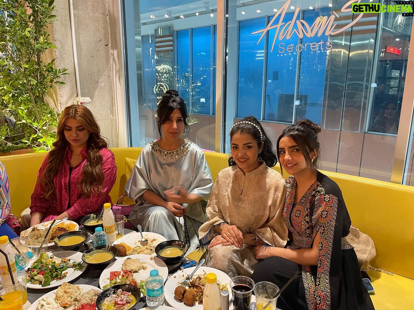 Jumana Karim Instagram - جمعتنا على الفطور اليوم بمناسبه #غيد جمعه طيبه شفافه لطيفه احبكم كلكم احلى جمعه 🤍🤍🤍🤍🤍🤍🤍🤍🤍🤍🥰