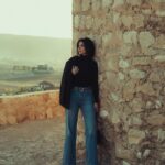 Jumana Karim Instagram - احافظ على سلامة عالمي الداخلي وهذا انجاز عظيم شلونكم💛💛 @yousefkhallil المبدع