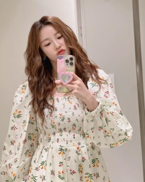 Jun Hyo-seong Instagram - 4월 이라니! 💌
