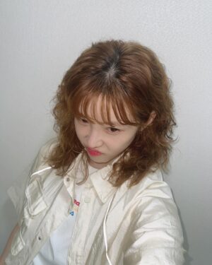 Jun Hyo-seong Instagram - 인생 첫파마 적응기 👩🏻‍🦱💈