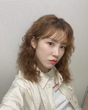Jun Hyo-seong Instagram - 인생 첫파마 적응기 👩🏻‍🦱💈