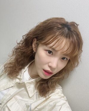Jun Hyo-seong Instagram - 인생 첫파마 적응기 👩🏻‍🦱💈