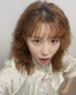 Jun Hyo-seong Instagram - 인생 첫파마 적응기 👩🏻‍🦱💈