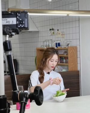 Jun Hyo-seong Instagram - 4월 이라니! 💌