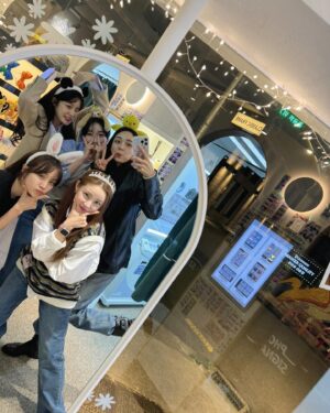 Jun Hyo-seong Instagram - 으뜸언니 덕분에 다 모여서 좋았... 🤍
너무 예뻤어 🤍