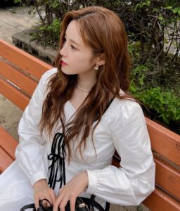 Jun Hyo-seong Instagram - 화이트 원피스 진짜 오랜만 🤍