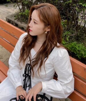 Jun Hyo-seong Instagram - 화이트 원피스 진짜 오랜만 🤍