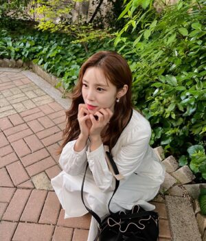 Jun Hyo-seong Instagram - 화이트 원피스 진짜 오랜만 🤍