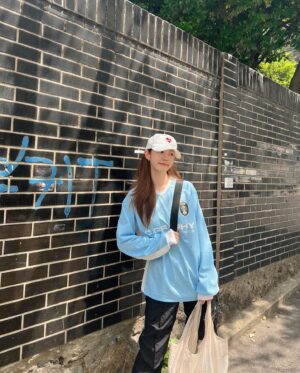 Jun Hyo-seong Instagram - 오늘은 #지구의날 입니다 🌏
너무 바쁘고 정신없이 살아가지만 오늘 하루만큼은 
지구의 날은 맞아 환경오염에 대한 심각성을 생각해보며 
작은 실천 하나씩 해보아요😍 

저는 오래동안 모아왔던 #테트라팩 #멸균팩 을 
#노노샵 #자원순환센터 에 맡기고
다 쓴 플라스틱 칫솔을 가져가면 
솔만 교체해서 계속 쓸 수 있는 #조르단칫솔 로 
바꿔주는 이벤트 중이라 바꿔왔어요🪥

평상시에도 텀블러는 최대한 가지고 다니려고 노력중입니다 ! 
이면지도 늘 쓰고 있고요 🌲

오늘 오후 8시부터 10분간 #전국소등행사 가 있어요 💡

거창하거나 대단해야만 하는 건 아니에요 ! 
일상에서 할 수 있는 작은 실천들 함께하면서 
지구의 날을 뿌듯하게 보내보아요 💚