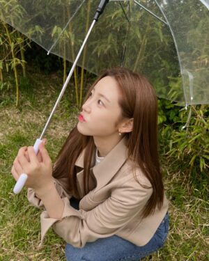 Jun Hyo-seong Instagram - 비가오면 기분이 조크든여 ☔️
