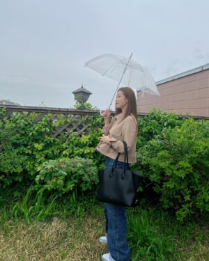 Jun Hyo-seong Instagram - 비가오면 기분이 조크든여 ☔️