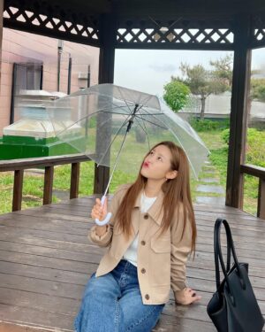 Jun Hyo-seong Instagram - 비가오면 기분이 조크든여 ☔️