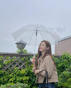 Jun Hyo-seong Instagram - 비가오면 기분이 조크든여 ☔️