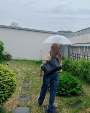 Jun Hyo-seong Instagram - 비가오면 기분이 조크든여 ☔️