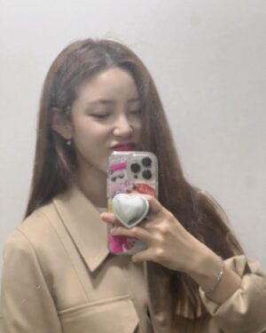 Jun Hyo-seong Instagram - 비가오면 기분이 조크든여 ☔️
