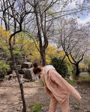 Jun Hyo-seong Instagram - 봄꽃보기, 사전투표, ss 쇼파커버 교체, 
셀프 염색, 윤이랑 수다 집사생활, 바빴던 요즘 ! 
결론은 소중한 한표 #투표합시다