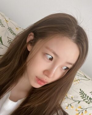 Jun Hyo-seong Instagram - 봄꽃보기, 사전투표, ss 쇼파커버 교체, 
셀프 염색, 윤이랑 수다 집사생활, 바빴던 요즘 ! 
결론은 소중한 한표 #투표합시다