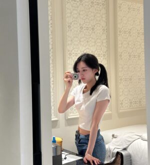 Jung Da-bin Instagram - 👱🏻‍♀️🩶