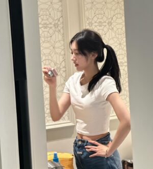 Jung Da-bin Instagram - 👱🏻‍♀️🩶