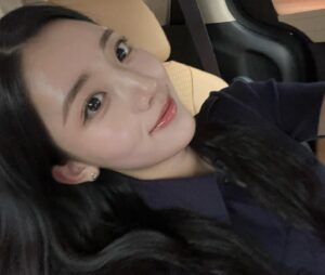 Jung Da-bin Instagram - 👣🦭