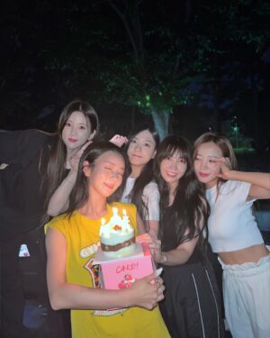 Jung Eun-ji Instagram - 융버메탄생일
오하빵탄생일
12번째 축하해준날
합동축하🎂
생일축하해🫶🏻