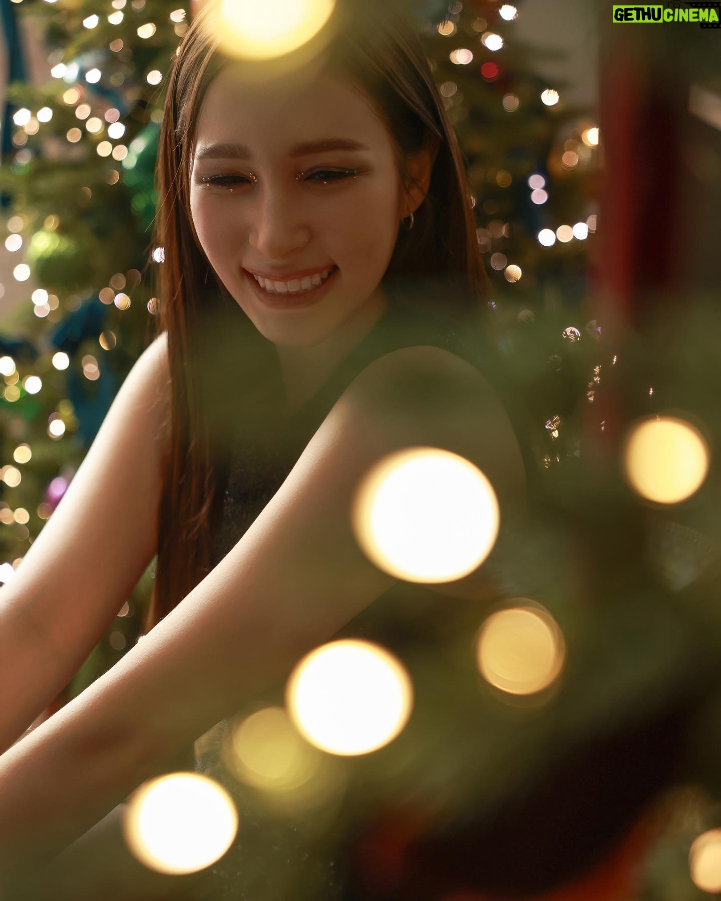 Jung Lea Instagram - My first Christmas with @aqua_chung 🐱🎄 감사합니다 @andrewkwon_studio 💛 Makeup: @hxeznee Hair: @eeeezy_