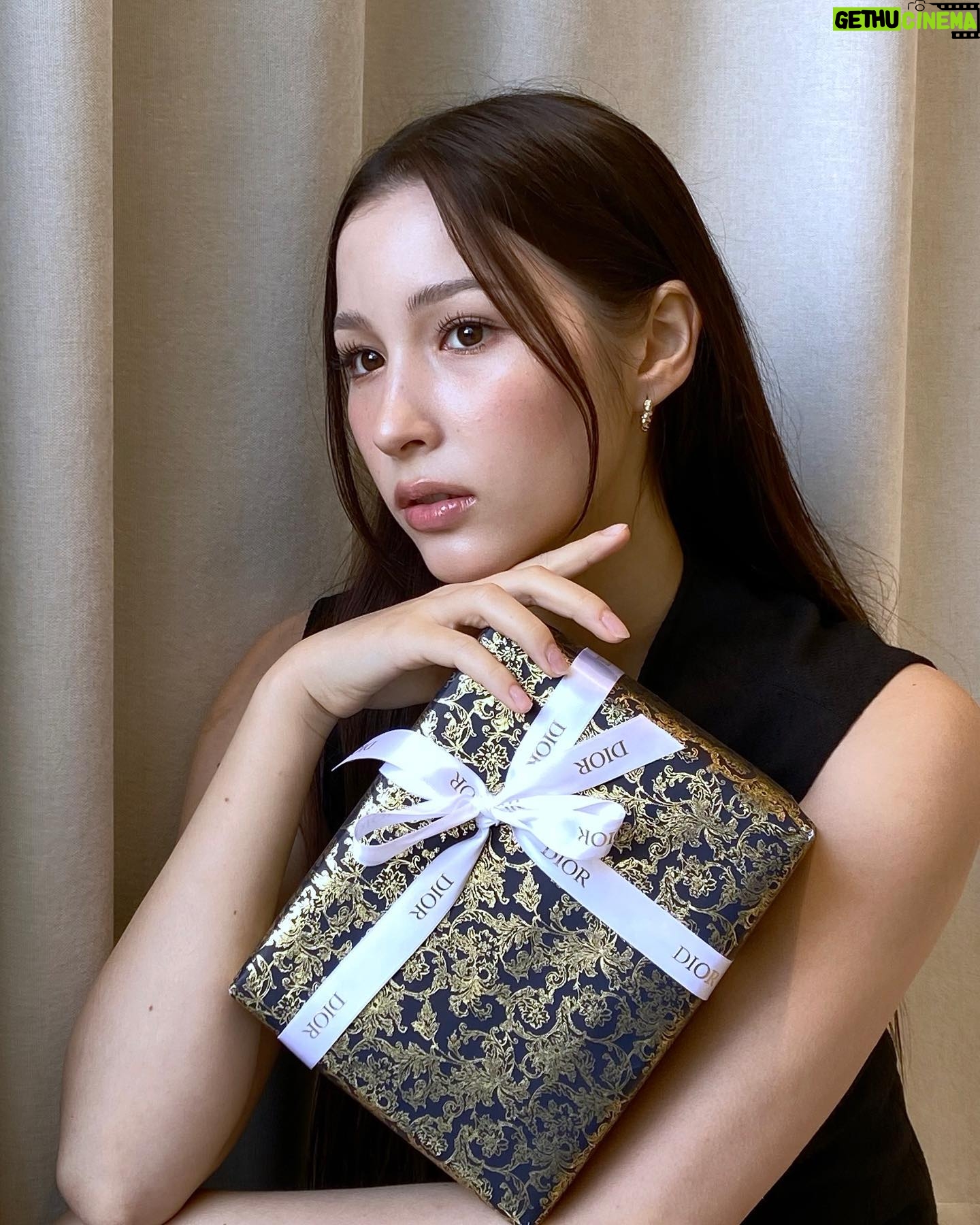 Jung Lea Instagram - #유료광고 2023년 홀리데이 시즌을 맞아, 가 출시 되였습니다⭐️ 이번 어드벤트 캘린더는 디올 뷰티의 아이코닉한 제품들이 들어있는 빅 어드벤트 캘린더를 미니 버전으로 만나볼 수 있어요~ 또한 ‘ 카카오톡 선물하기' 에서 단독 출시!! 이번 홀리데이 시즌에만 만나볼 수 있는 리미티드 에디션이라 더욱더 특별한 선물을 사랑하는 사람 에게 공유해보시는건 어때요~? 파리 '튈르리 정원'에서 영감 받은 골드빛 패턴이 새겨진 너무나 아름다운 홀리데이 포장으로 더욱 특별한 선물을 해보세요~ 💛⭐️ 가격 : 19만 9천원 대 제품 - 쟈도르 오 드 퍼퓸 5ml (섬세하게 선별된 화이트 플라워이 매력적인 향수) - 미스 디올 블루밍 부케 오 드 뚜왈렛 5ml (스파클링 플로럴 향이 매력적인 사랑의 향수) - 루즈 디올 #999 벨벳 피니쉬 1.5g (부드러운 발림성과 선명한 컬러를 선사하는 미니 꾸뛰르 립스틱) - 디올 프레스티지라 마이크로 륄 드 로즈 어드밴스드 세럼 10ml (피부 가득 생기와 탄력을 선사하는 궁극의 스킨케어 로즈 앰플 세럼) #디올뷰티 #디올홀리데이 #디올어드벤트캘린더 #카카오톡선물하기 #크리스마스선물 #수능선물 #선물추천