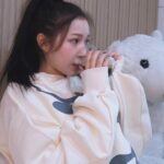 Jung Lea Instagram - 요즘 저의 하루 시작은 버츄오 커피로~!  제 페이보릿 커피는 네스프레소 더블에스프레소 돌체인데요, 이 커피로 연유라테 꼭 해보세요. 진짜 달달 고소 은은해서 요즘은 하루에 한잔씩 꼭 하는 중이에요 ㅎ 아이스&라테 모드로 버튼을 더블 클릭하면, 더 진한 커피로 추출되어  나만의 레시피를 만들기 좋답니다! 여러분들의 최애 커피는 무엇인가요?💛 #네스프레소#Nespresso#UnforgettableFavorite#VertuoDoubleEspresso#버츄오더블에스프레소