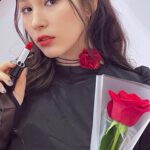 Jung Lea Instagram - #유료광고 디올의 아이코닉 꾸뛰르 립스틱 가 오픈을 했습니다🌹 ✨스토어 행사 기간은 : 2024.1.3 ~ 1.7 장소는 : 현대 코엑스점 1층 디올 뷰티 매장 앞 ✨ 모든 루즈 디올 구매 대상 에게는 샤쉐 2종(프라이머 리퀴드 파운데이션), 싱글 플라워 증정 및 각인 서비스 진행이 되고요(*** 2가지 서비스를 모두 진행하는 곳은 현대 코엑스 & 신세계 강남 ONLY!!!) 그외 금액대별 다양한 기프트 증정 예정 이라고 합니다! 또한 ’나에게 맞는 루즈 디올 룩을 찾아주는 루즈 디올 컬러 테스트‘를 아이패드 프로그램으로 진행이 된다고 하니 다양한 이벤트와 혜택 놓지지 마세요❤️ ✨ 제가 사용한 루즈 디올 색상은 이번 루즈디올의 메인 컬러인 벨벳 #999 입니다 ~ 색상 자체가 너무 이쁜 999 이고요 무엇보다도 벨벳 피니쉬 색감이 오래 지속되는 장점과 동시에 입술에 부드럽게 발리는 보송한 감촉이 너무 좋았습니다! ✨2024 모두모두 새해복 많이 받으시고 새해 풍족하게 다양한 이벤트와 혜택 놓지지 마세요🌹 Happy new year ❤️ #디올뷰티 #루즈디올 #디올립스틱 #루즈디올팝업 #립스틱추천 #신제품 #선물추천 #RougeDior #현대백화점 #현대백화점무역센터점#디올뷰티 #디올메이크업 #루즈디올 #루즈디올팝업스토어 #디올팝업#립스틱 #립추천 #디올루즈디올 #립발색 #립메이크업 #DiorBeauty