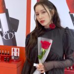 Jung Lea Instagram - #유료광고 디올의 아이코닉 꾸뛰르 립스틱 가 오픈을 했습니다🌹 ✨스토어 행사 기간은 : 2024.1.3 ~ 1.7 장소는 : 현대 코엑스점 1층 디올 뷰티 매장 앞 ✨ 모든 루즈 디올 구매 대상 에게는 샤쉐 2종(프라이머 리퀴드 파운데이션), 싱글 플라워 증정 및 각인 서비스 진행이 되고요(*** 2가지 서비스를 모두 진행하는 곳은 현대 코엑스 & 신세계 강남 ONLY!!!) 그외 금액대별 다양한 기프트 증정 예정 이라고 합니다! 또한 ’나에게 맞는 루즈 디올 룩을 찾아주는 루즈 디올 컬러 테스트‘를 아이패드 프로그램으로 진행이 된다고 하니 다양한 이벤트와 혜택 놓지지 마세요❤️ ✨ 제가 사용한 루즈 디올 색상은 이번 루즈디올의 메인 컬러인 벨벳 #999 입니다 ~ 색상 자체가 너무 이쁜 999 이고요 무엇보다도 벨벳 피니쉬 색감이 오래 지속되는 장점과 동시에 입술에 부드럽게 발리는 보송한 감촉이 너무 좋았습니다! ✨2024 모두모두 새해복 많이 받으시고 새해 풍족하게 다양한 이벤트와 혜택 놓지지 마세요🌹 Happy new year ❤️ #디올뷰티 #루즈디올 #디올립스틱 #루즈디올팝업 #립스틱추천 #신제품 #선물추천 #RougeDior #현대백화점 #현대백화점무역센터점#디올뷰티 #디올메이크업 #루즈디올 #루즈디올팝업스토어 #디올팝업#립스틱 #립추천 #디올루즈디올 #립발색 #립메이크업 #DiorBeauty