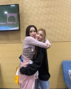 Jung Lea Instagram - 2주년 축하해🩷 너무너무 고생많았어!! 앞으로도 계속 앞으로 가즈앙🔥