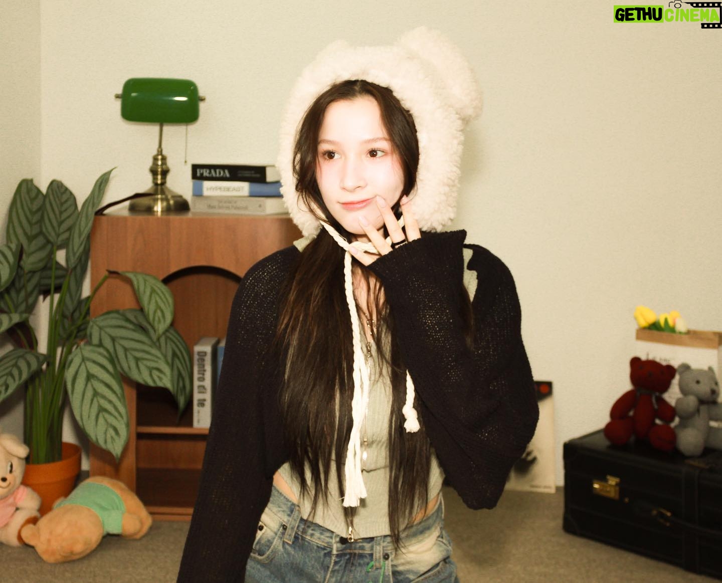 Jung Lea Instagram - 2024 올해 우리 모두모두 힘차게 출발해요💛💛 새해복 많이 받으세요! Happy new year 🎆