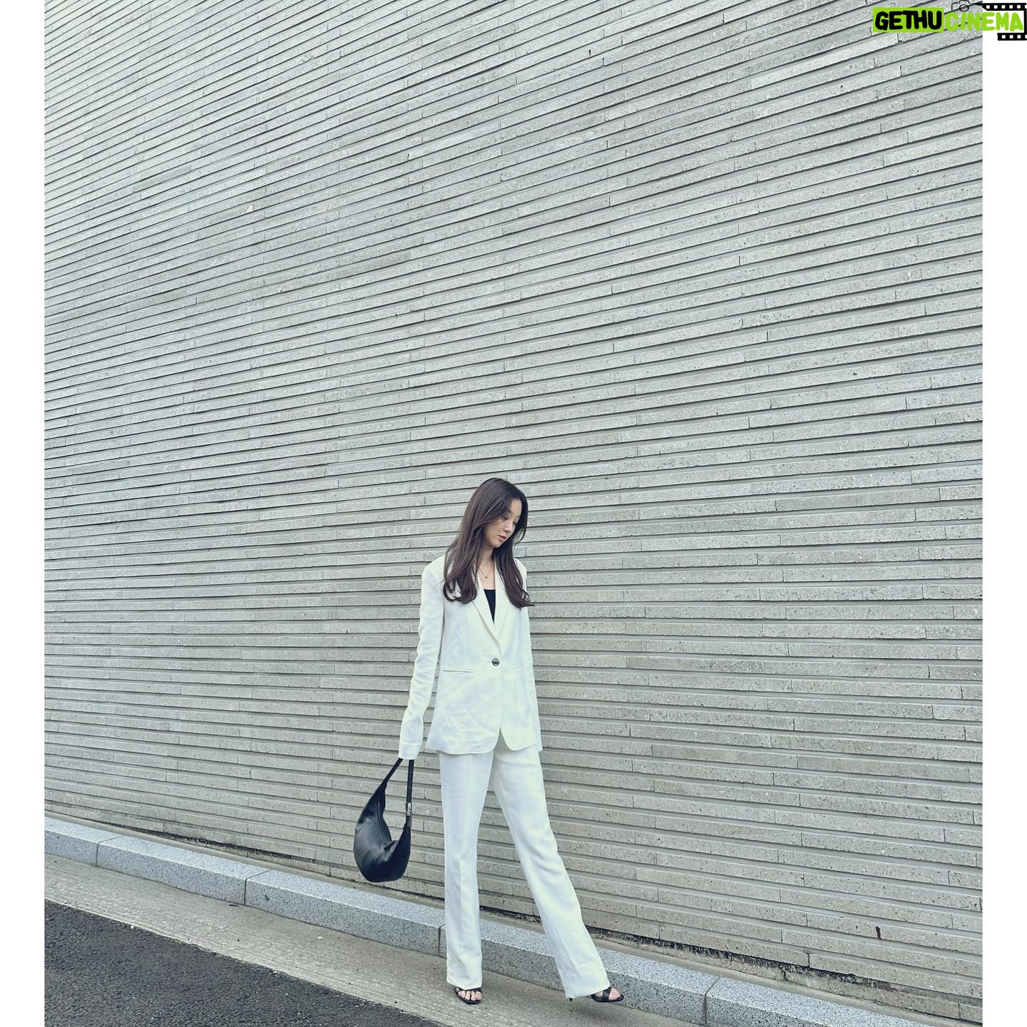 Jung Ryeo-won Instagram - . 🐎👜🖤 #Longchamp #LongchampRoseau #롱샴 #롱샴로조 #광고