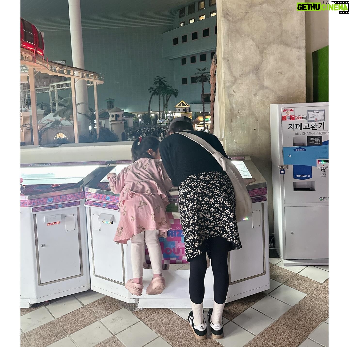 Jung Ryeo-won Instagram - 응.. 고모가 타이밍 잘못잡았네.. 미안해 놀이기구 두개타구 와서 🤦🏻♀️ 다음엔 눈치게임 잘해보께💕