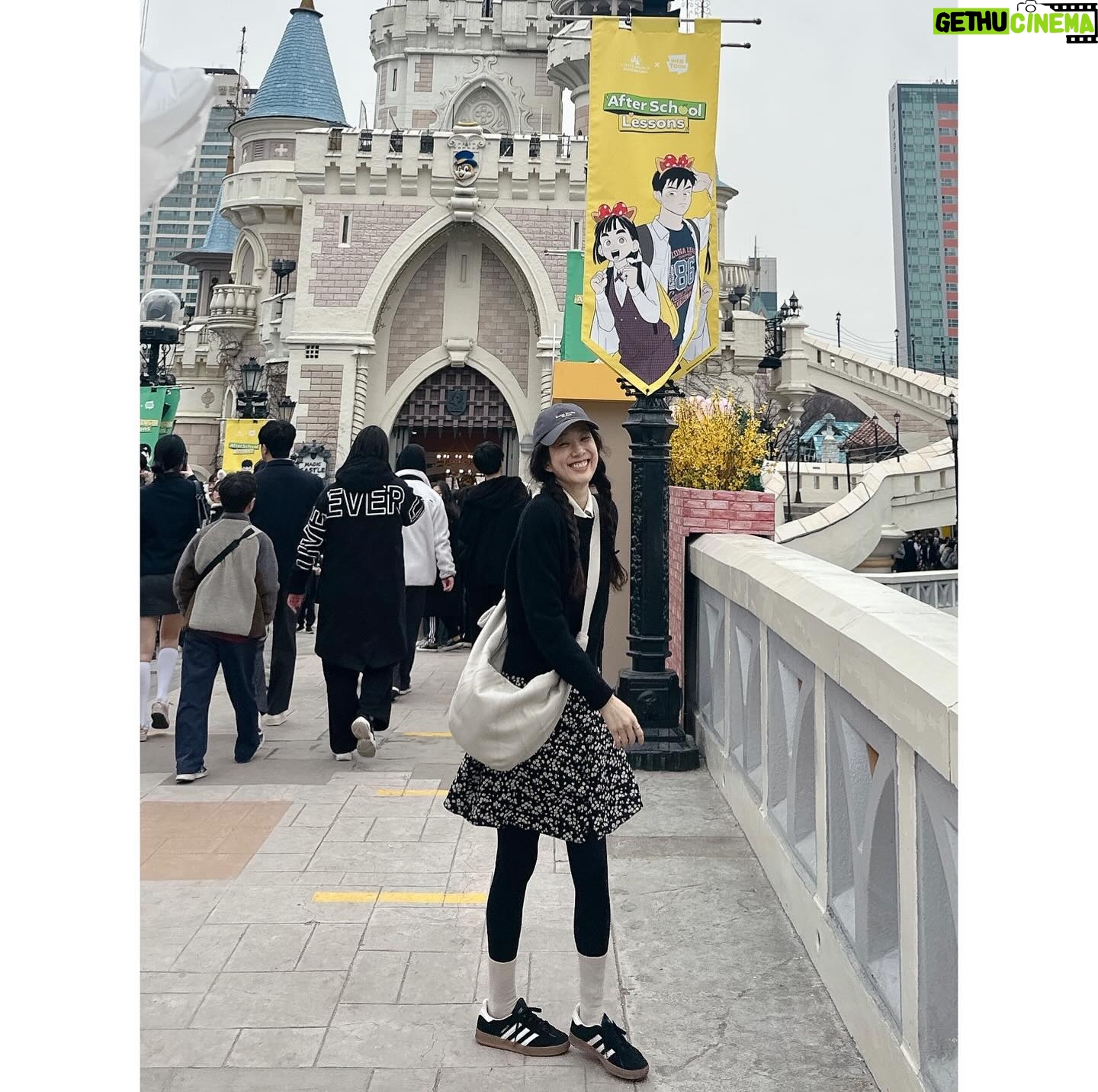 Jung Ryeo-won Instagram - 응.. 고모가 타이밍 잘못잡았네.. 미안해 놀이기구 두개타구 와서 🤦🏻♀️ 다음엔 눈치게임 잘해보께💕