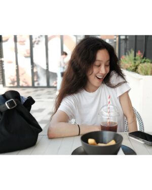 Jung Ryeo-won Instagram - .
변덕터지는 날씨 stroll-
in
@maisonloeuvre 
#광고
#루에브르
