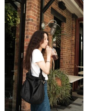 Jung Ryeo-won Instagram - .
변덕터지는 날씨 stroll-
in
@maisonloeuvre 
#광고
#루에브르