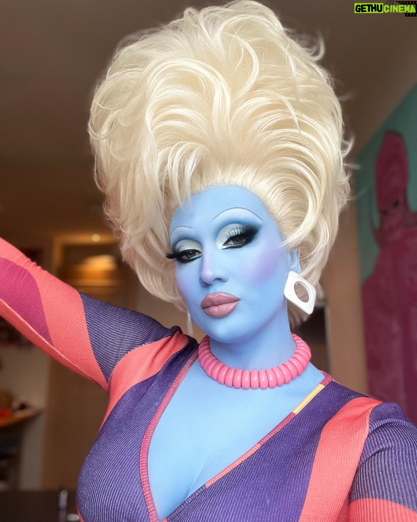 Juno Birch - 17.2K Likes - Your alien aunty