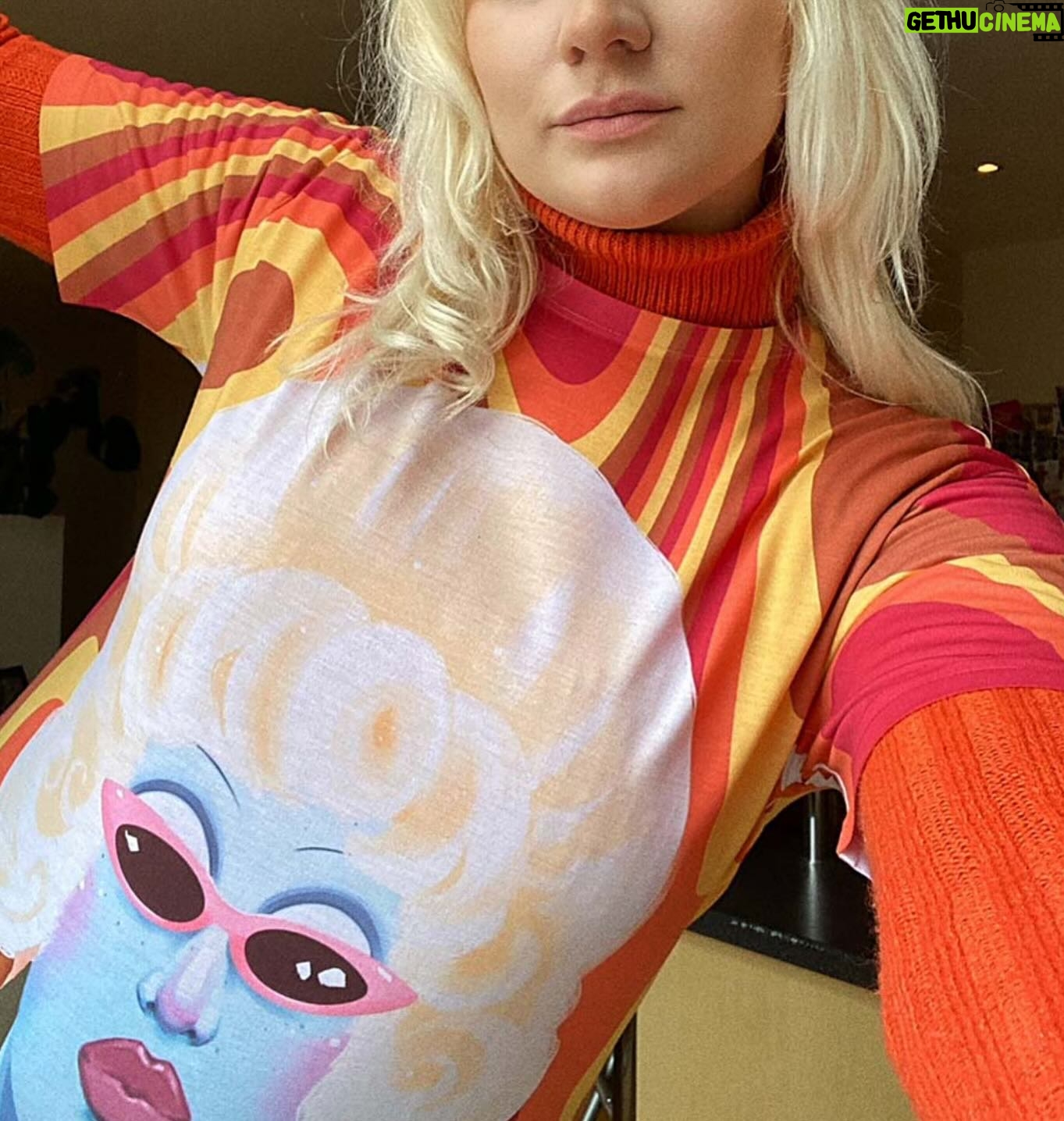 Juno Birch Instagram - Quizmois time is here @dragqueenmerch 🎄 🛒🛒🛒🛒