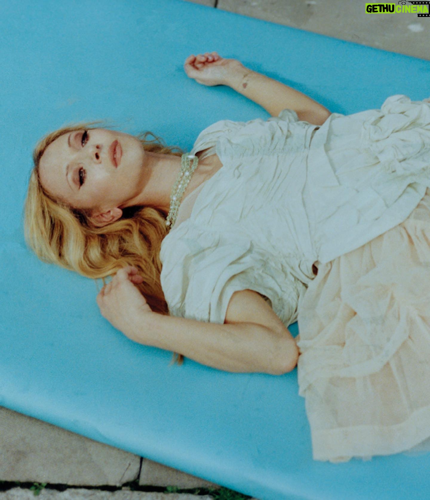 Juno Temple Instagram - Thank you so much to the lovely Lula team and @jasonhetheringtonstudio 💫 @lulaofficial Styling @rachelbakewell Photographer @jasonhetheringtonstudio Makeup @florriewhitemakeup Hair @jamesrowehair