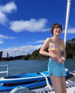 Juri Ueno Instagram - この度、NZ観光大使として、ニュージーランドを訪れました🇳🇿🌴 雑誌の撮影で色んなところを訪れたり、 プライベートで夫婦でウェリントンへの初海外旅も🍽️ この写真は、渡航最後の「初 セーリング」の模様👙 私たちは「Moon Waker」という船に乗りました。 前日、撮影の合間に5分で選んだ水着を着て📸😂 波の穏やかなポイントに着くと、SUPしたり、飛び込んだり、泳いだり⛵️モスグリーンの優しい海の色と広い空に癒されながら、体がスーッと気持ち良くなりました😌そしてお腹はペコペコに。ランチのビールは一際美味しかった🍺イルカやペンギンはたまにみれるそうだけど、この日は魚が2匹跳ねたのを見ました🐟🏝️✨ 10数年前、NZに一年滞在したけど、そういえば海に入ったのは初めてだった。（浮き輪に乗ってホストファミリーのボートで引っ張ってもらったことはある）笑 良い旅の締めくくりだった。😇🌼 締めくくりから投稿しちゃった。 まだまだNZの写真続きまーす🤳 （マオリの方から聞いた神話を早く伝えたい。） 写真からエナジー送りまーす🙌😆🌴 （映ってないけど船には10人乗ってます😊） @barefootsailingadventuresnz 船長のLukeさん、お世話になりました！⛵️⚓️ （スターウォーズとマイケルジャクソンやんって思ったの私だけ🤭） @sadaito @shotaro.ao