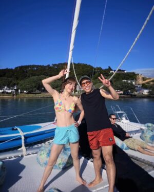 Juri Ueno Instagram - この度、NZ観光大使として、ニュージーランドを訪れました🇳🇿🌴
雑誌の撮影で色んなところを訪れたり、
プライベートで夫婦でウェリントンへの初海外旅も🍽️

この写真は、渡航最後の「初 セーリング」の模様👙
私たちは「Moon Waker」という船に乗りました。
前日、撮影の合間に5分で選んだ水着を着て📸😂
波の穏やかなポイントに着くと、SUPしたり、飛び込んだり、泳いだり⛵️モスグリーンの優しい海の色と広い空に癒されながら、体がスーッと気持ち良くなりました😌そしてお腹はペコペコに。ランチのビールは一際美味しかった🍺イルカやペンギンはたまにみれるそうだけど、この日は魚が2匹跳ねたのを見ました🐟🏝️✨
10数年前、NZに一年滞在したけど、そういえば海に入ったのは初めてだった。（浮き輪に乗ってホストファミリーのボートで引っ張ってもらったことはある）笑

良い旅の締めくくりだった。😇🌼
締めくくりから投稿しちゃった。

まだまだNZの写真続きまーす🤳
（マオリの方から聞いた神話を早く伝えたい。）
写真からエナジー送りまーす🙌😆🌴
（映ってないけど船には10人乗ってます😊）

@barefootsailingadventuresnz 
船長のLukeさん、お世話になりました！⛵️⚓️
（スターウォーズとマイケルジャクソンやんって思ったの私だけ🤭）

@sadaito 
@shotaro.ao